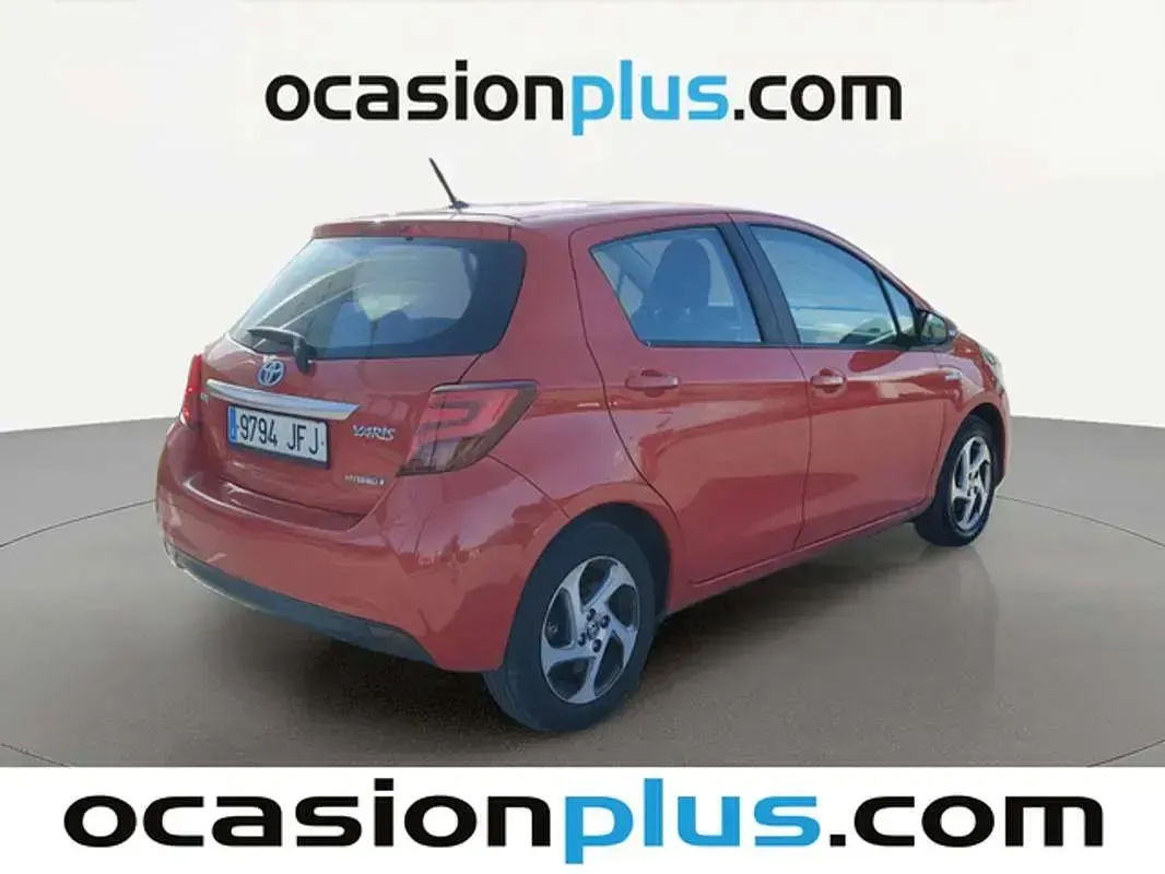 Usado Toyota Yaris Hybrid Active 99 CV (72 kW) 2015 Rojo Utilitario