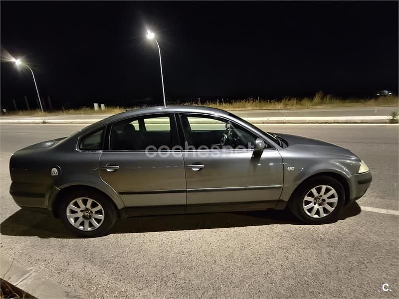 Gris / plata Usado 2003 VW Passat Highline Berlina | 2500 € (Precio justo) - Imagen 1/4