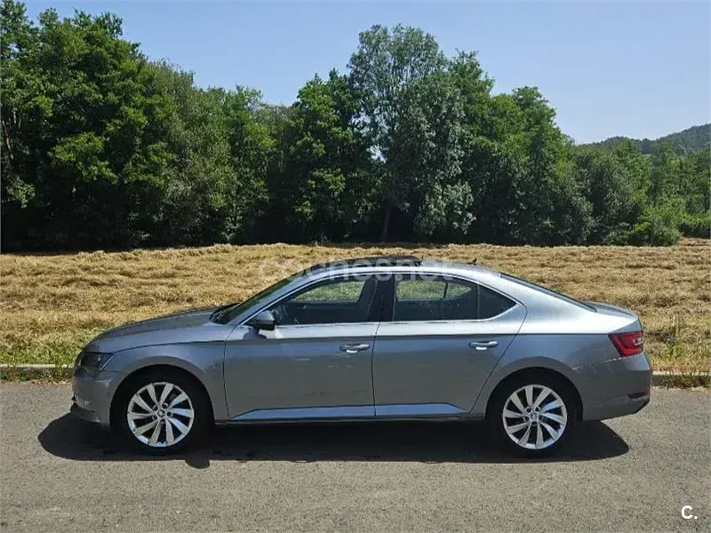Usado Skoda Superb Style 190 CV (139 kW) 2016 Gris / plata Berlina