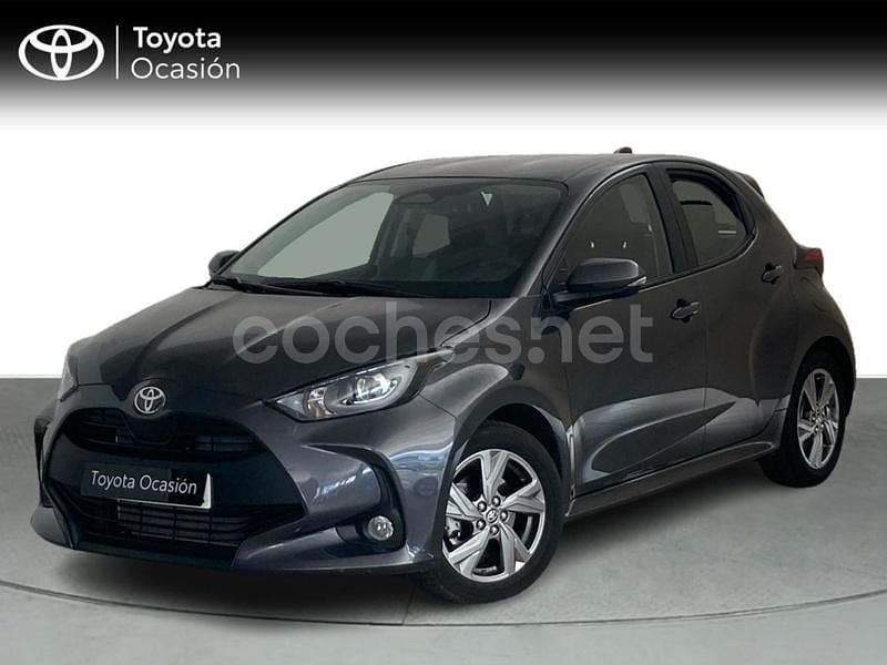Gris / plata Usado 2023 Toyota Yaris Hybrid Active Berlina | 21.900 € (Precio justo) - Imagen 1/4