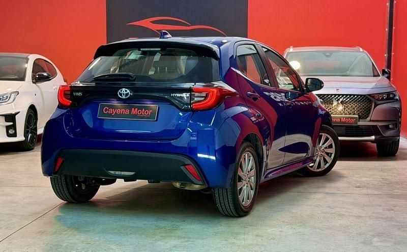 Usado Toyota Yaris Hybrid Active 116 CV (85 kW) 2024 Azul Utilitario