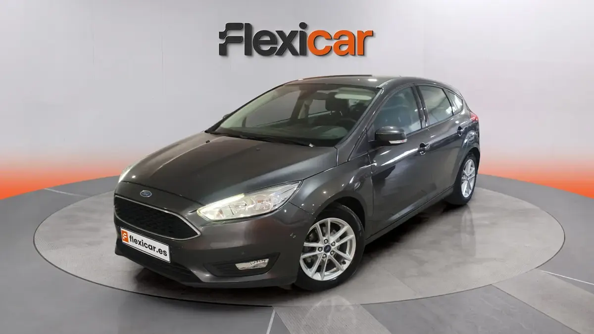 Usado Ford Focus Trend 101 CV (74 kW) 2017 Gris Berlina