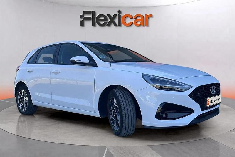Blanco Usado 2024 Hyundai i30 Berlina | 19.490 € (Precio justo) - Imagen 1/4