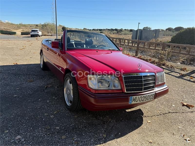 Usado Mercedes E220 150 CV (110 kW) 1994 Rojo Descapotable