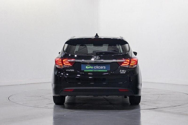 Usado Hyundai i40 141 CV (103 kW) 2016 Negro Familiar