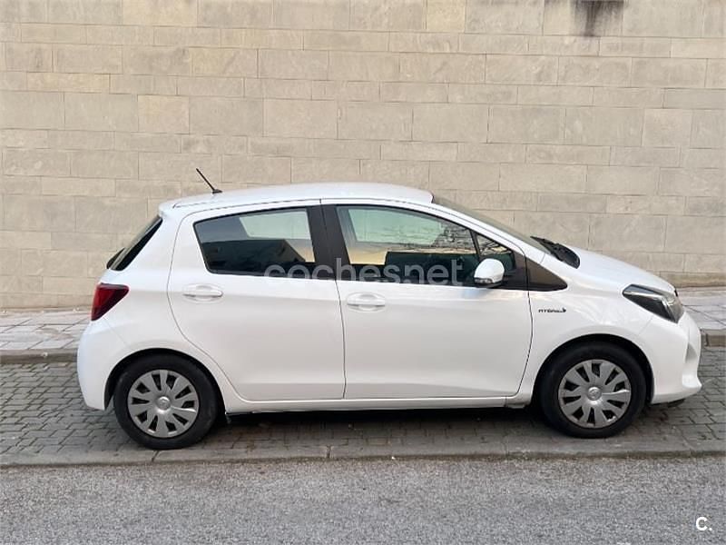 Usado Toyota Yaris Hybrid Active 100 CV (73 kW) 2014 Blanco Berlina
