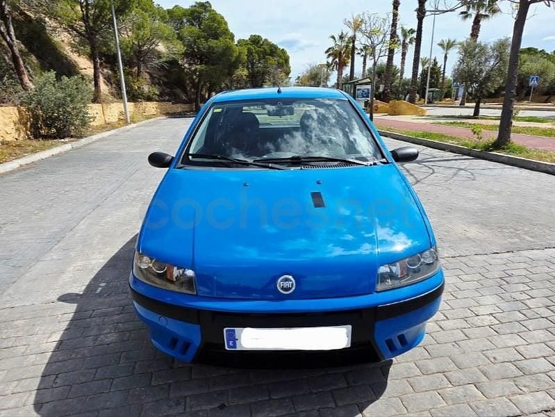 Usado Fiat Punto Dynamic 80 CV (58 kW) 2003 Azul Utilitario