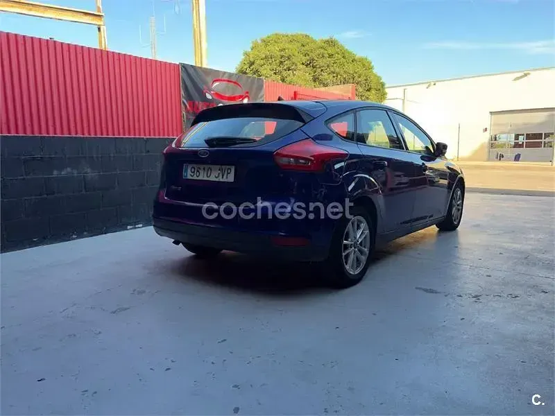 Usado Ford Focus Trend 120 CV (88 kW) 2016 Azul Berlina