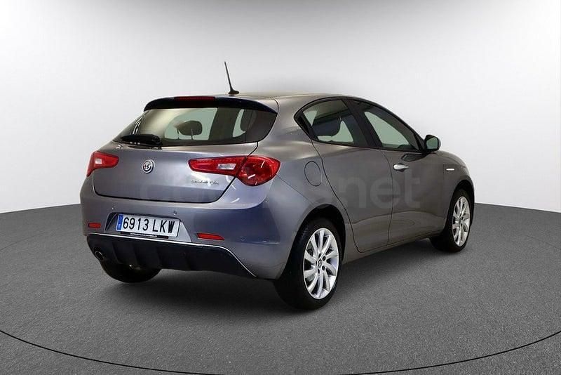 Usado Alfa Romeo Giulietta 120 CV (88 kW) 2020 Gris / plata Utilitario