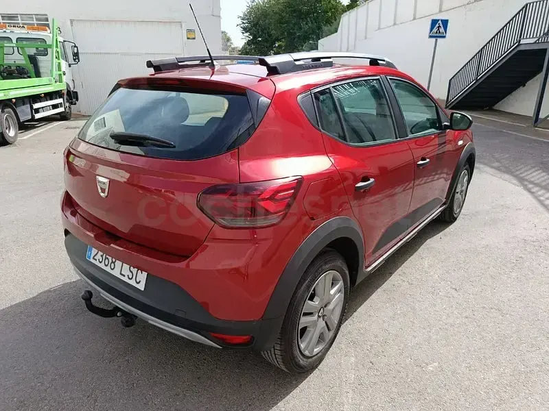 Usado Dacia Sandero Comfort 91 CV (66 kW) 2021 Granate Berlina