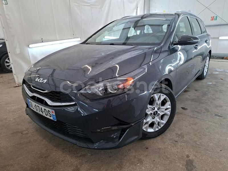 Usado Kia Ceed GT 136 CV (100 kW) 2023 Gris / plata Berlina