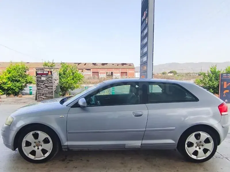 Usado Audi A3 Ambition 105 CV (77 kW) 2004 Gris / plata Utilitario