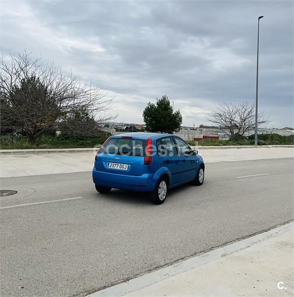 Usado Ford Fiesta 80 CV (58 kW) 2005 Azul Utilitario