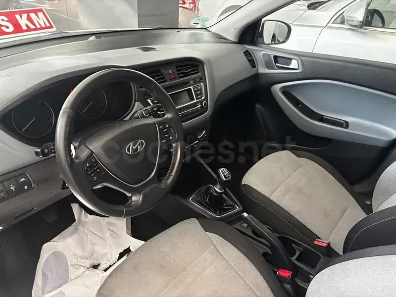 Usado Hyundai i20 90 CV (66 kW) 2016 Blanco Berlina