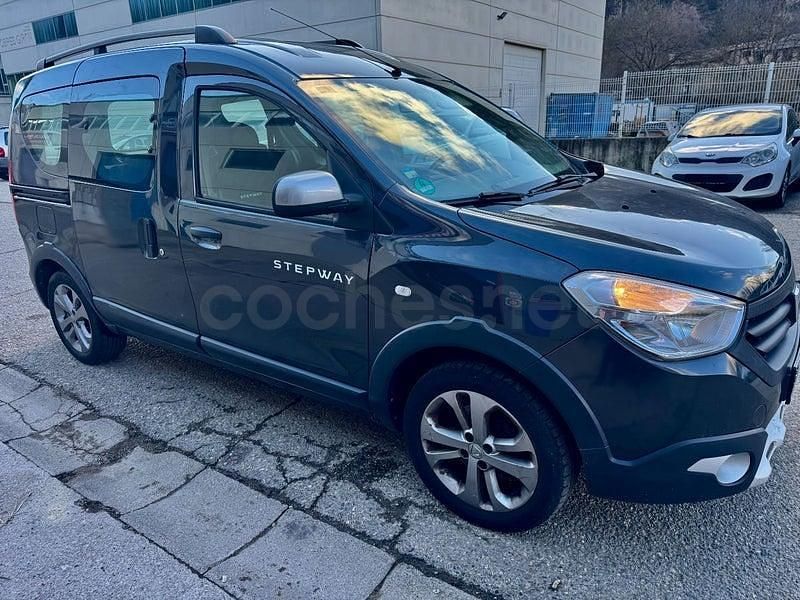 Usado Dacia Dokker Ambiance 100 CV (73 kW) 2017 Gris / plata Monovolumen