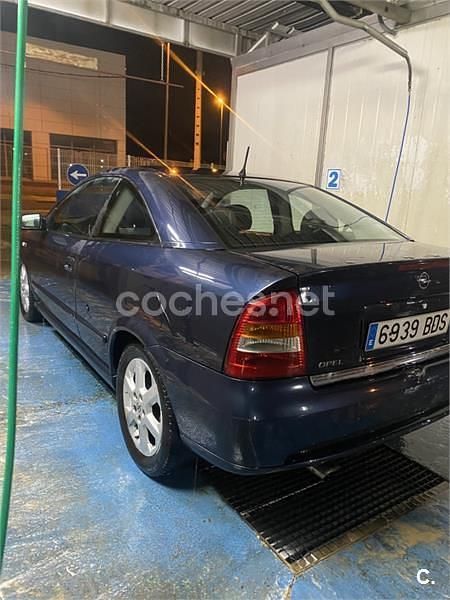 Usado Opel Astra Edition 147 CV (108 kW) 2001 Azul Coupe