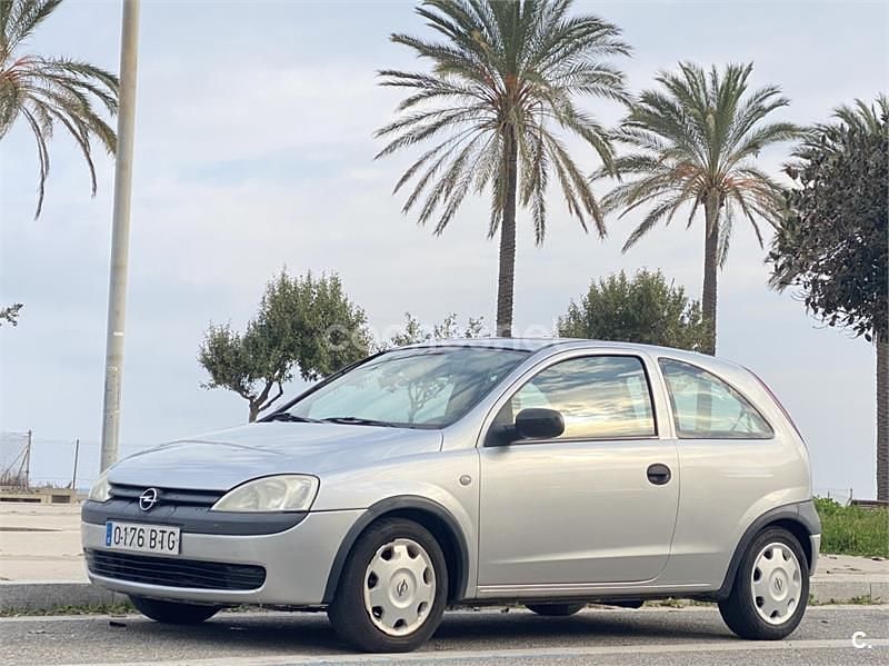 Usado Opel Corsa Essentia 75 CV (55 kW) 2002 Gris / plata Utilitario