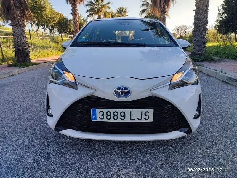 Usado Toyota Yaris Hybrid Active 100 CV (73 kW) 2020 Blanco Berlina