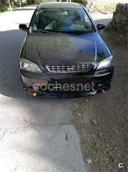 Usado Opel Astra Edition 100 CV (73 kW) 2003 Negro Berlina
