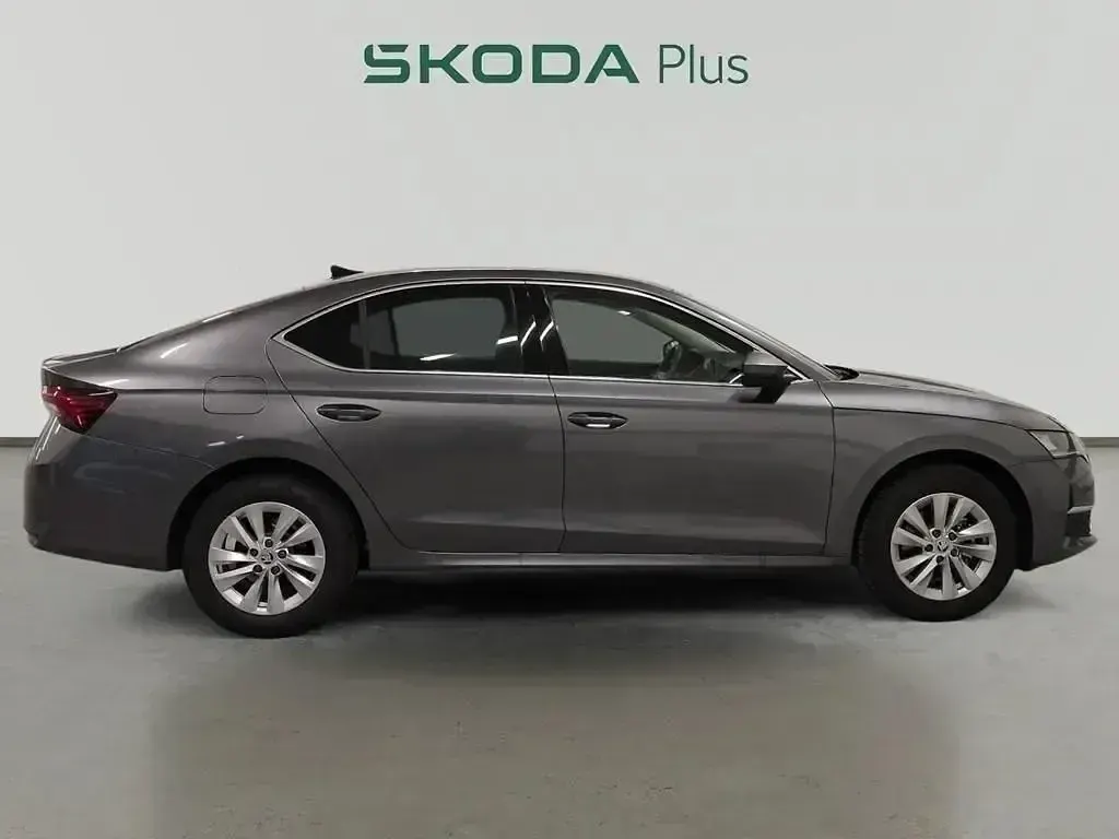 Usado Skoda Octavia Selection 150 HP (110 kW) 2025 Cinzento Sedan