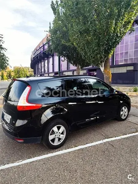 Usado Renault Grand Scénic Dynamique 110 CV (80 kW) 2011 Negro Monovolumen