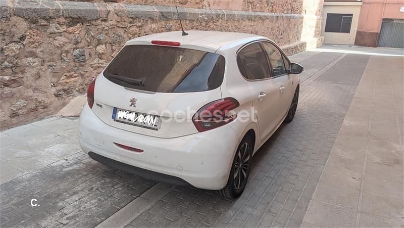 Usado Peugeot 208 110 CV (80 kW) 2019 Blanco Utilitario