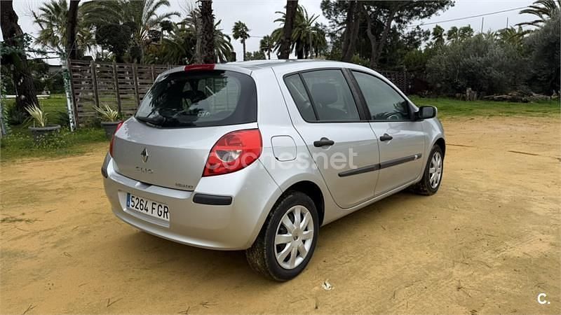 Usado Renault Clio II Privilege 100 CV (73 kW) 2006 Gris / plata Berlina