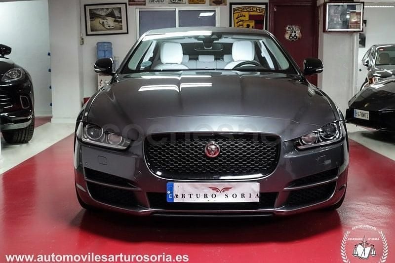 Usado Jaguar XE R-Sport 180 CV (132 kW) 2017 Gris / plata Berlina