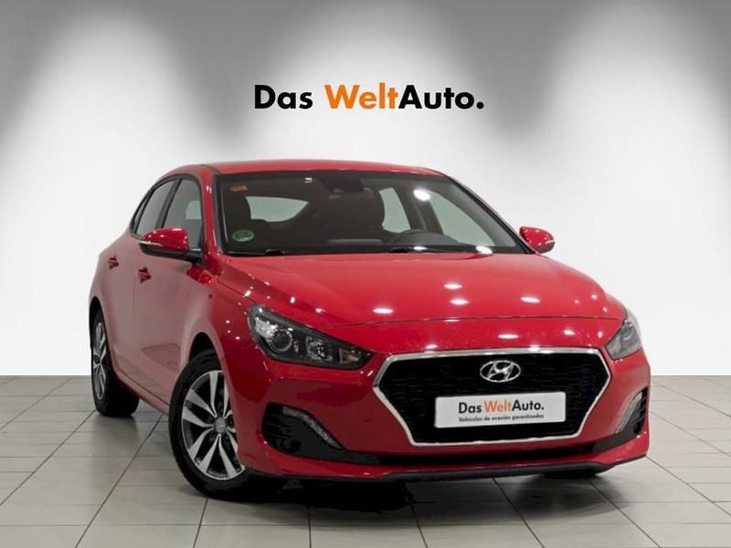 Usado Hyundai i30 120 CV (88 kW) 2019 Rojo Berlina