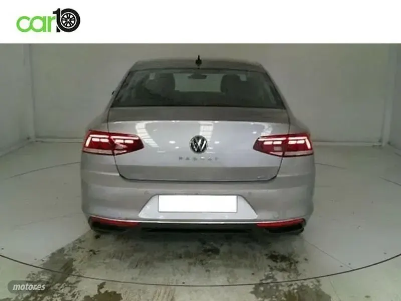 Usado VW Passat Business 150 CV (110 kW) 2022 Gris Familiar