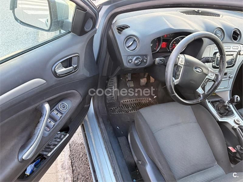 Usado Ford Mondeo Trend 140 CV (102 kW) 2012 Gris / plata Berlina