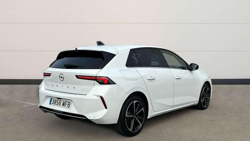 Usado Opel Astra Elegance 131 CV (96 kW) 2023 Blanco Utilitario