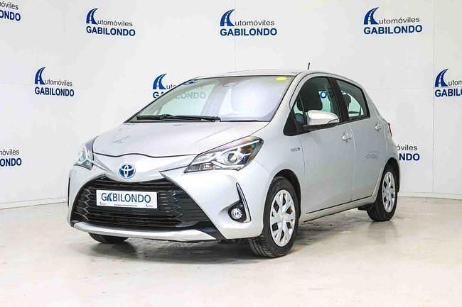 Usado Toyota Yaris Hybrid Advance 100 CV (73 kW) 2019 Gris / plata Berlina