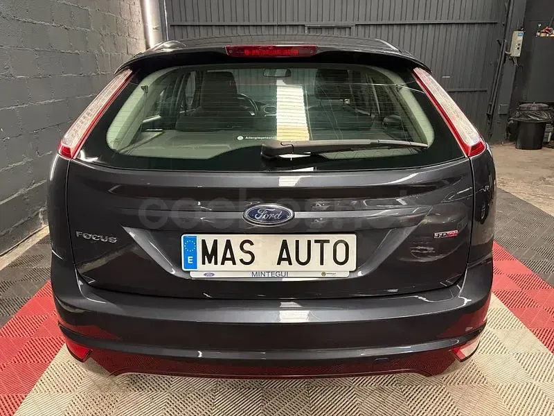 Usado Ford Focus Trend 109 CV (80 kW) 2010 Gris / plata Berlina