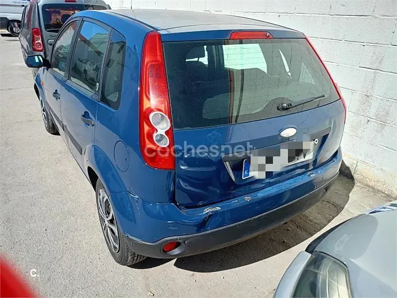 Usado Ford Fiesta 70 CV (51 kW) 2006 Azul Utilitario