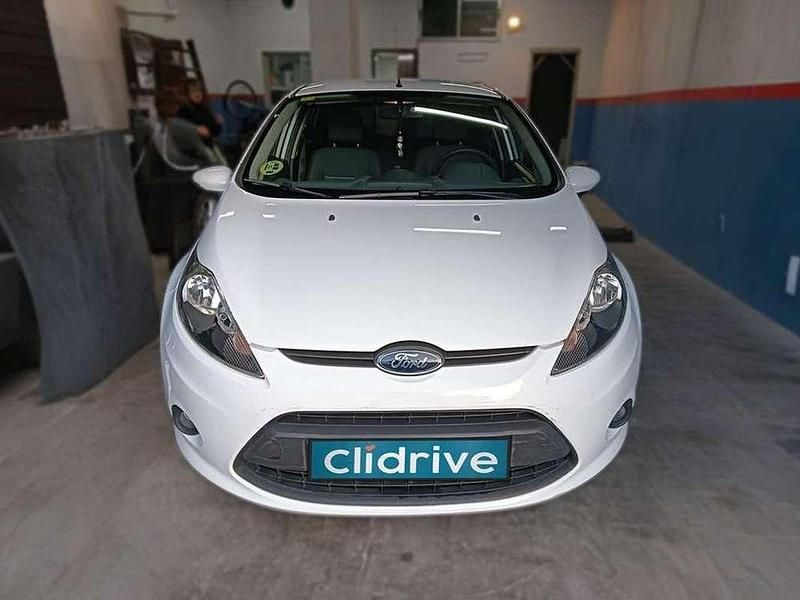 Begagnad Ford Fiesta Trend 70 HK (51 kW) 2011 Vit Halvkombi