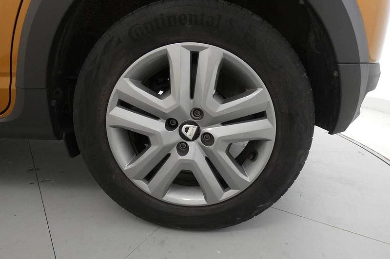 Usado Dacia Sandero Comfort 91 CV (66 kW) 2021 Naranja Utilitario