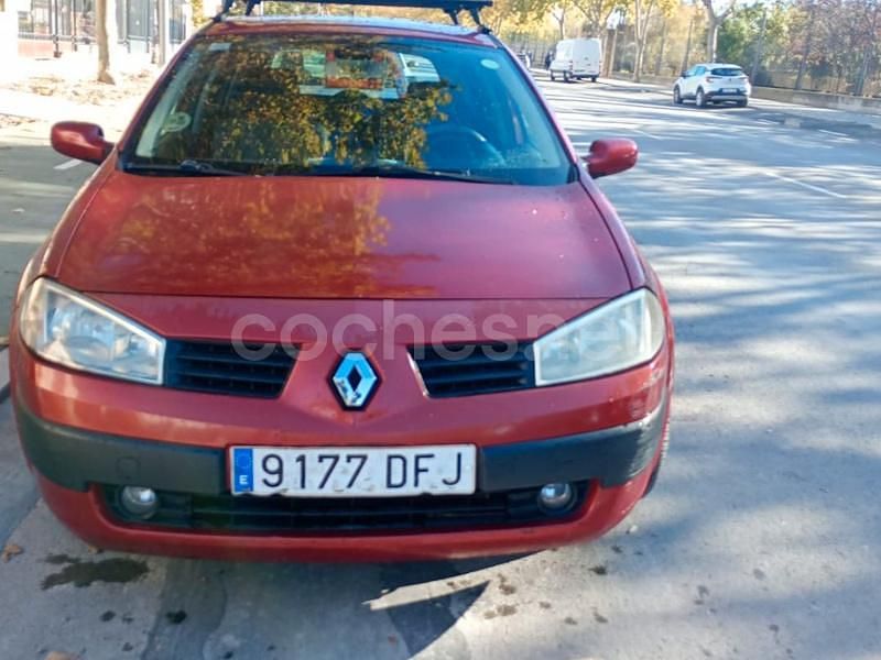 Rojo Usado 2004 Renault Mégane II Expression Berlina | 2400 € (Precio justo) - Imagen 1/4
