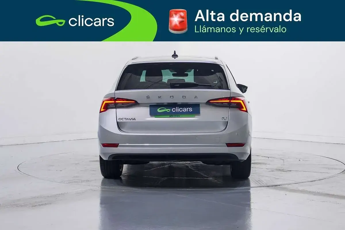 Usado Skoda Octavia Style 204 CV (150 kW) 2022 Plateado Familiar