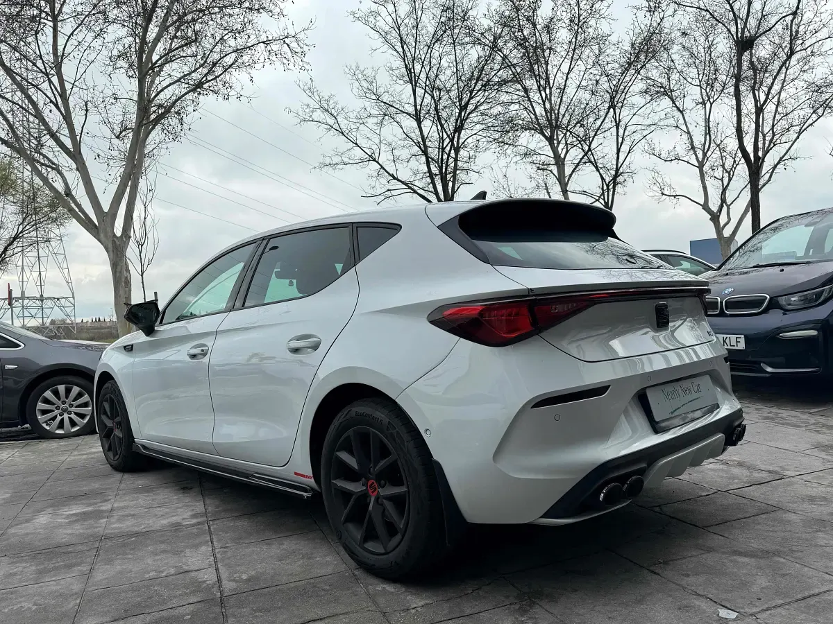 Usado Seat Leon Style 115 CV (84 kW) 2022 Blanco Berlina