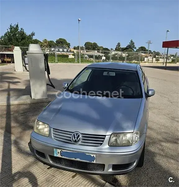 Usado VW Polo Trendline 75 CV (55 kW) 2001 Gris / plata Utilitario