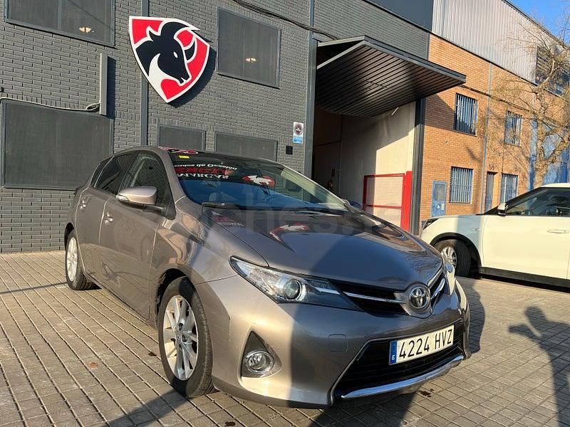 Usado Toyota Auris Advance 124 CV (91 kW) 2014 Gris / plata Berlina