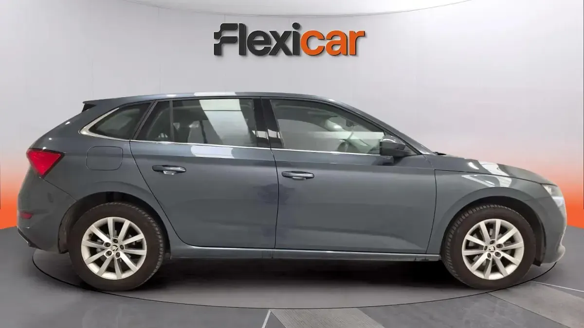 Usado Skoda Scala Ambition 116 CV (85 kW) 2021 Gris Utilitario