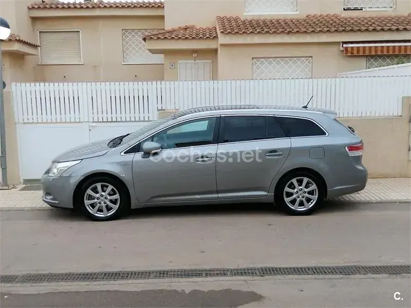 Usado Toyota Avensis Executive 150 CV (110 kW) 2009 Gris / plata Familiar