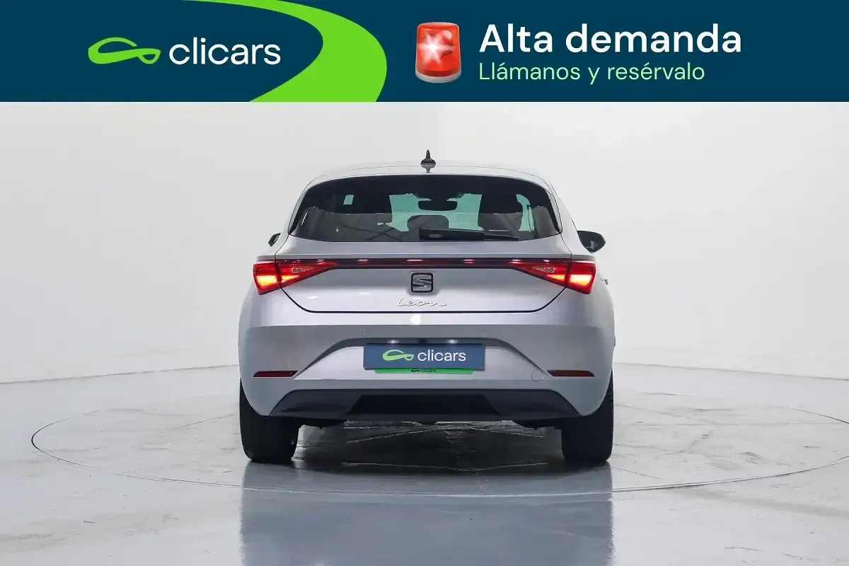 Usado Seat Leon Style 110 CV (80 kW) 2022 Gris Berlina