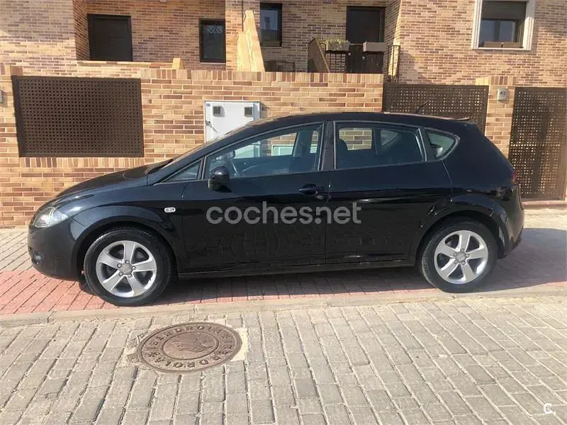 Usado Seat Leon Stylance 105 CV (77 kW) 2007 Negro Utilitario