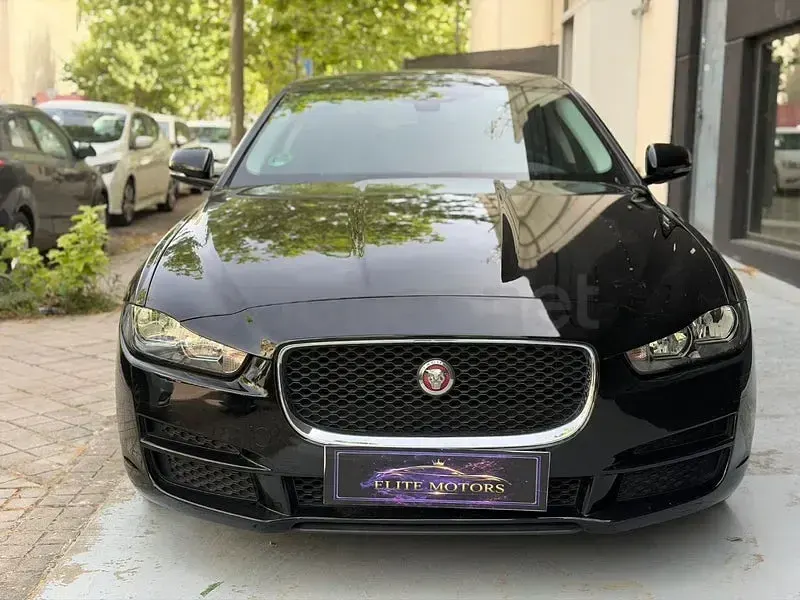 Usado Jaguar XE Prestige 180 CV (132 kW) 2015 Negro Berlina