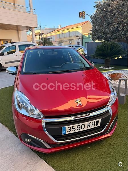 Usado Peugeot 208 Style 100 CV (73 kW) 2018 Rojo Utilitario