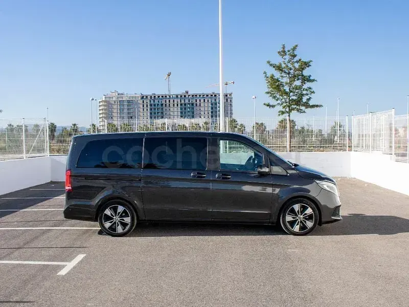 Usado Mercedes V250 Avantgarde 190 CV (139 kW) 2022 Gris / plata Monovolumen