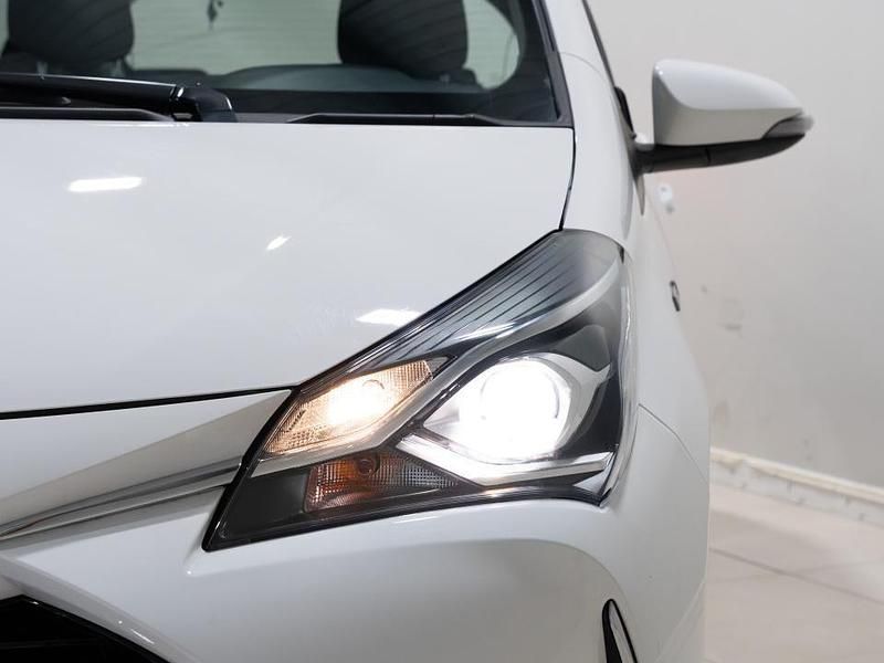 Usado Toyota Yaris Hybrid Active 100 CV (73 kW) 2019 Blanco Berlina